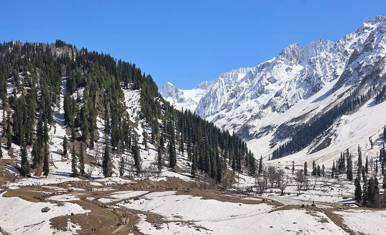 Thajiwas Glacier above the Sonmarg valley